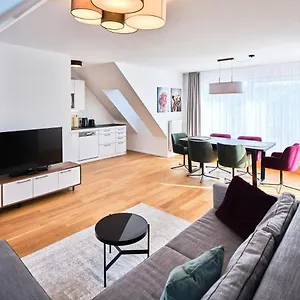 Myfavorit - Spacious Next To Puplic Transport U1 Direct Connection To Citycenter Апартаменты